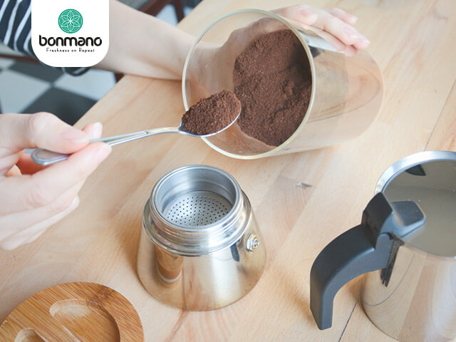 تهیه قهوه به روش فشار با دستگاه اسپرسو ساز اجاقی (موکاپات)