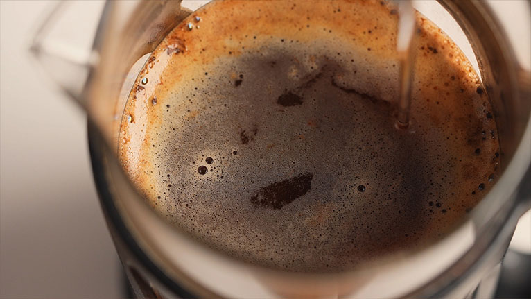 مرحله 4: اشباع قهوه در آب داغ در دم آوری قهوه با فرنچ پرس